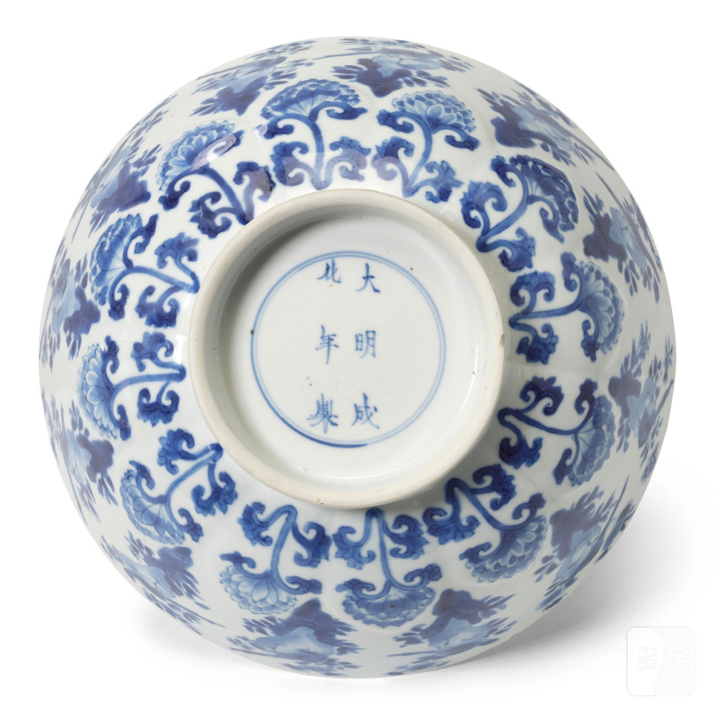 清康熙 青花花鳥紋盌及鳳凰麒麟紋盤一對 | A BLUE AND WHITE BOWL AND TWO SAUCER DISHES - 图5